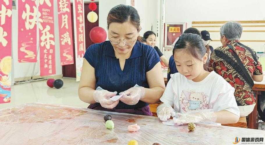 母女齐上阵，共做月饼话亲情